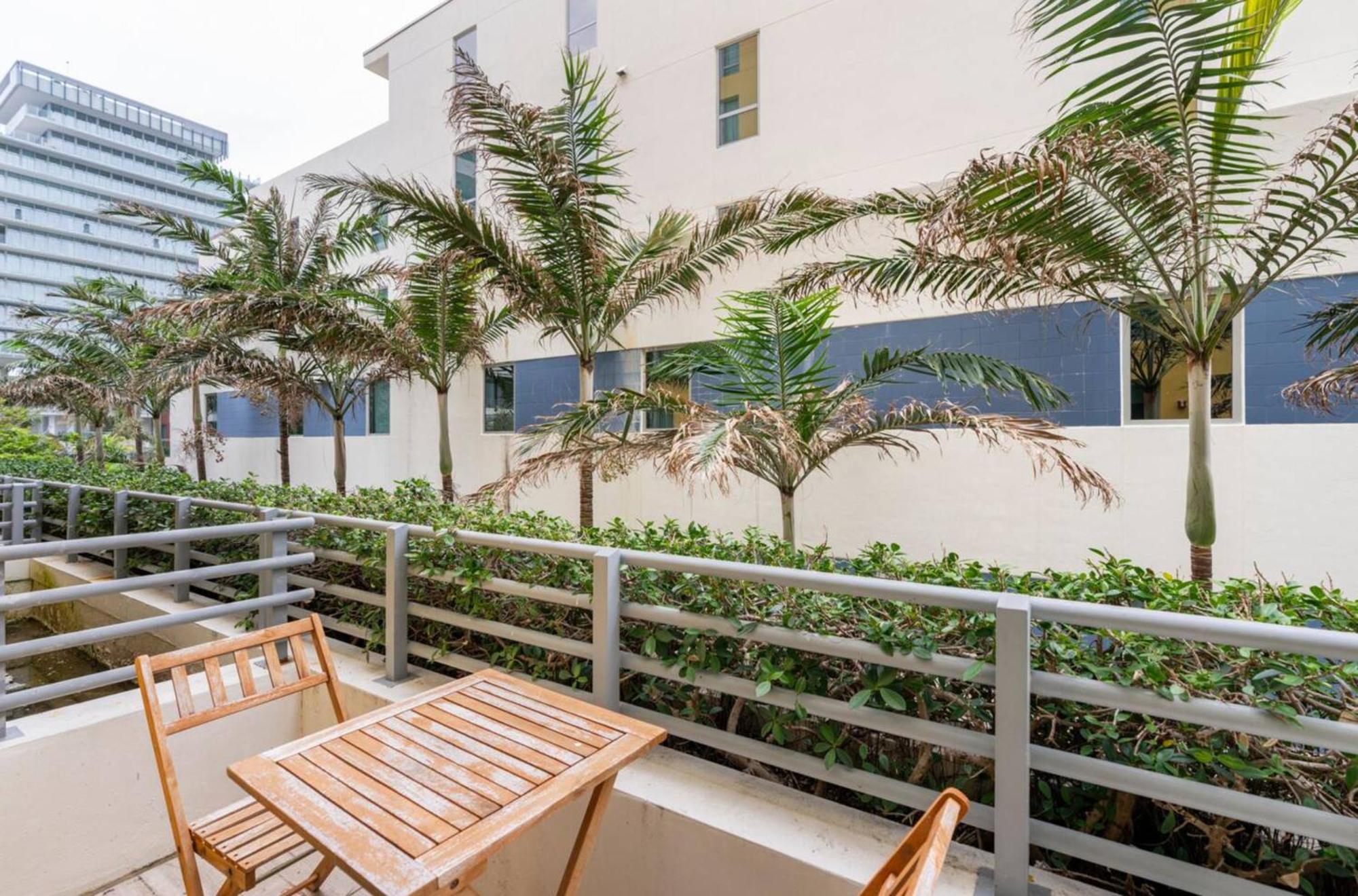 Beachfront Bentley Hotel One Bedroom Suite With Balcony And Beach Access Маями Бийч Екстериор снимка