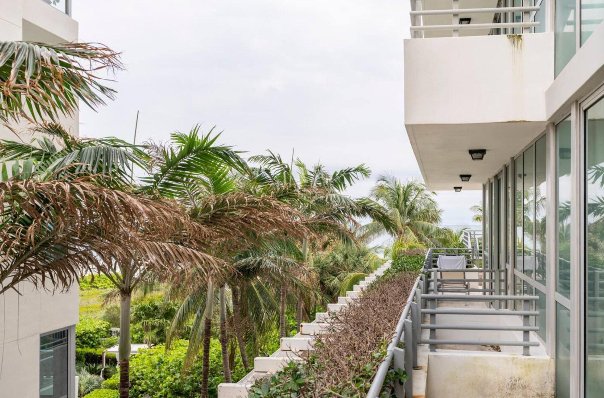 Beachfront Bentley Hotel One Bedroom Suite With Balcony And Beach Access Маями Бийч Екстериор снимка