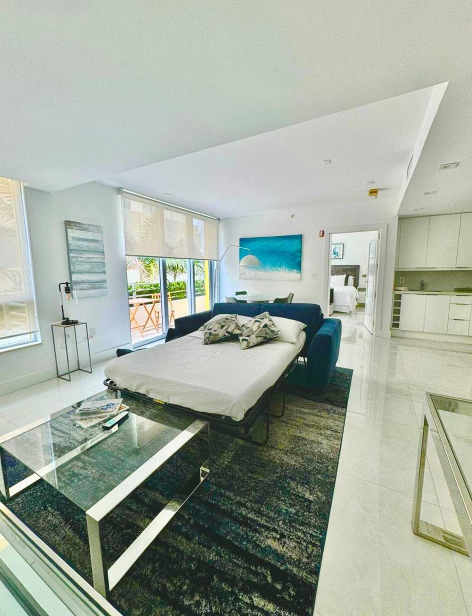 Beachfront Bentley Hotel One Bedroom Suite With Balcony And Beach Access Маями Бийч Екстериор снимка