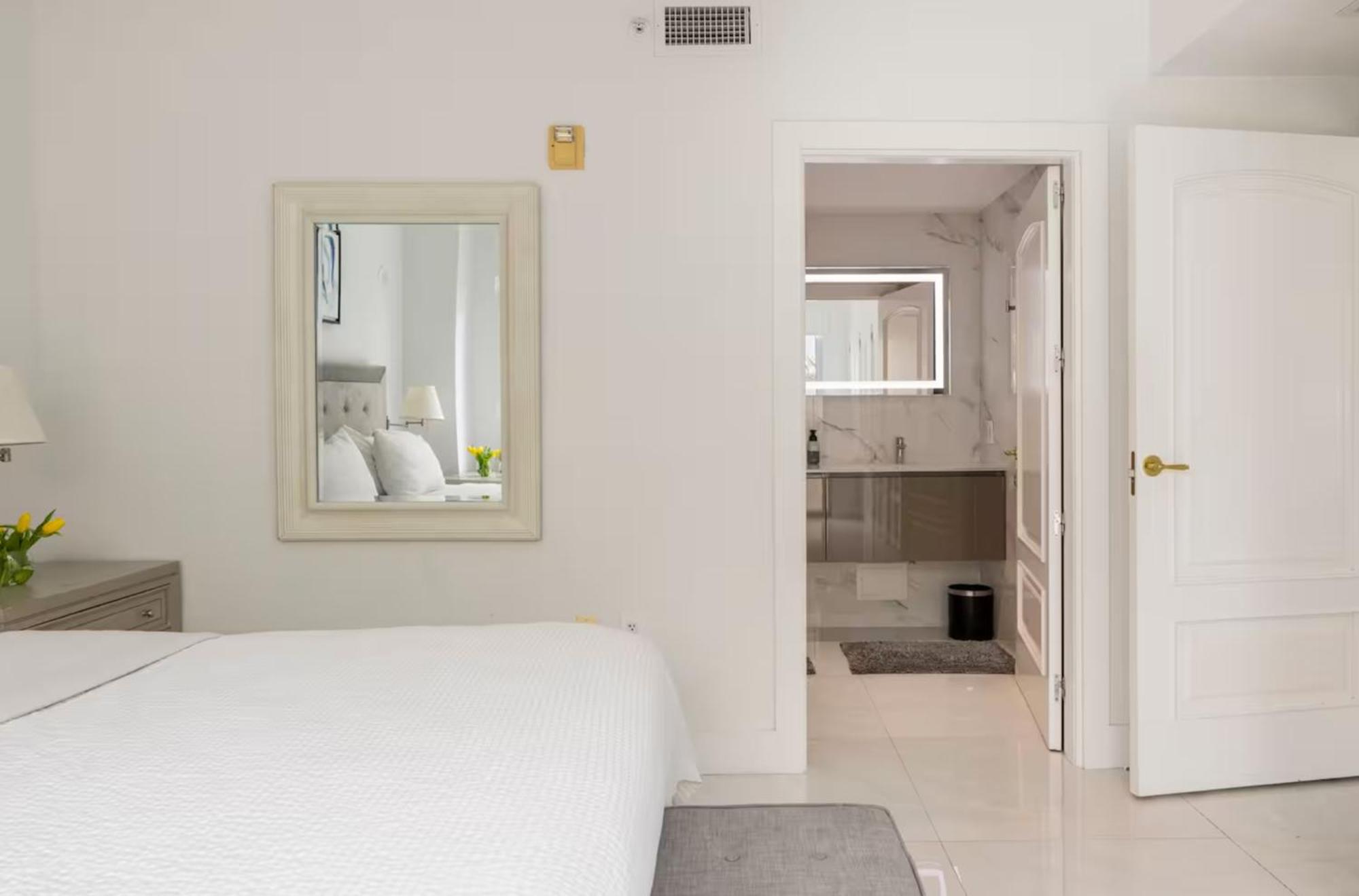 Beachfront Bentley Hotel One Bedroom Suite With Balcony And Beach Access Маями Бийч Екстериор снимка